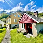 Holiday home Gjestetun